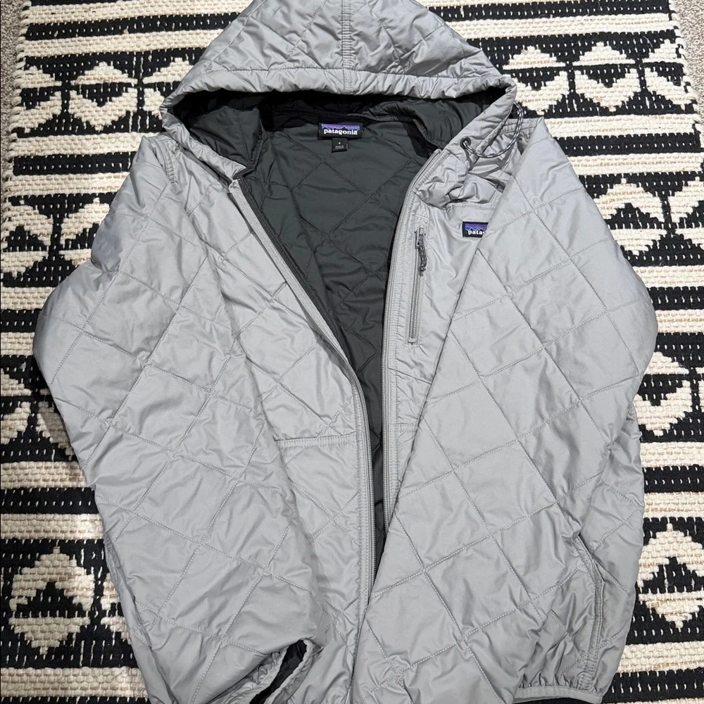 Patagonia Diamond Quilted Bomber Hoody Jacket in light gray - Picture 3 of 4